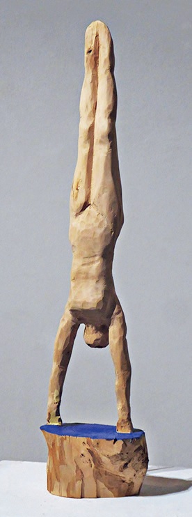 Holzfigur, die einen Handstand macht